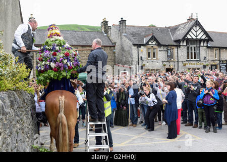 Castleton, Derbyshire, UK. 30. Mai 2016. Alten Garland Zeremonie obwohl die Straßen von Castleton im Peak District. Die Girlande "selbst ist ein Bienenstock förmigen Kopf-Kleid, mit wilden Blumen und grün, die vom König über seinen Kopf und Schultern getragen wird. Die oberste, abnehmbare Stück die Girlande ist bekannt als "The Queen" und ist auch ein kleiner Bienenkorb-Form. Der Kranz oft wiegt zwischen 50 und 60 Pfund und ist sehr schwer, auf des Königs Schultern zu tragen. Bildnachweis: Ian Francis/Alamy Live-Nachrichten Stockfoto