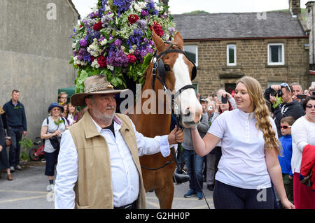 Castleton, Derbyshire, UK. 30. Mai 2016. Alten Garland Zeremonie obwohl die Straßen von Castleton im Peak District. Die Girlande "selbst ist ein Bienenstock förmigen Kopf-Kleid, mit Wildblumen und grün, die vom König über seinen Kopf und Schultern getragen wird. Die oberste, abnehmbare Stück die Girlande ist bekannt als "The Queen" und ist auch ein kleiner Bienenkorb-Form. Der Kranz oft wiegt zwischen 50 und 60 Pfund und ist sehr schwer, auf des Königs Schultern zu tragen. Bildnachweis: Ian Francis/Alamy Live-Nachrichten Stockfoto