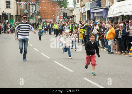 Oakham, Rutland, England, UK., 30. Mai 2016. Bank Holiday Montag in Oakham sah der High Sheriff von Rutland ausüben, ihr Recht auf ein Geschrei fordert die guten Bürger von Oakham helfen fliehenden Verbrecher und Schurken begreifen zu nennen. Im Laufe des Nachmittags wurden mehrere Hue und Schreie genannt. Eine gute Wahlbeteiligung beobachtet das Ereignis, das in der Hauptstraße ausgeführt wurde. Mehrere Rennen wurden im Laufe des Nachmittags laufen, wo verschiedener Altersgruppen nach den Verbrechern gejagt. Bildnachweis: Jim Harrison/Alamy Live-Nachrichten Stockfoto