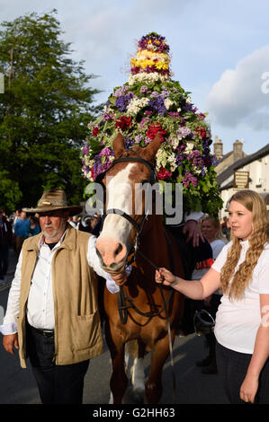 Castleton, Derbyshire, UK. 30. Mai 2016. Alten Garland Zeremonie obwohl die Straßen von Castleton im Peak District. Die Girlande "selbst ist ein Bienenstock förmigen Kopf-Kleid, mit Wildblumen und grün, die vom König über seinen Kopf und Schultern getragen wird. Die oberste, abnehmbare Stück die Girlande ist bekannt als "The Queen" und ist auch ein kleiner Bienenkorb-Form. Der Kranz oft wiegt zwischen 50 und 60 Pfund und ist sehr schwer, auf des Königs Schultern zu tragen. Bildnachweis: Ian Francis/Alamy Live-Nachrichten Stockfoto