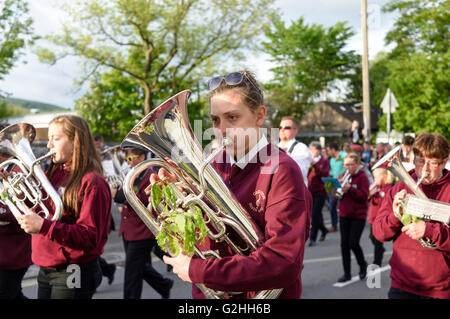 Castleton, Derbyshire, UK. 30. Mai 2016. Alten Garland Zeremonie obwohl die Straßen von Castleton im Peak District. Die Girlande "selbst ist ein Bienenstock förmigen Kopf-Kleid, mit Wildblumen und grün, die vom König über seinen Kopf und Schultern getragen wird. Die oberste, abnehmbare Stück die Girlande ist bekannt als "The Queen" und ist auch ein kleiner Bienenkorb-Form. Der Kranz oft wiegt zwischen 50 und 60 Pfund und ist sehr schwer, auf des Königs Schultern zu tragen.  Castleton-Brass-Band-Mitglied. Bildnachweis: Ian Francis/Alamy Live-Nachrichten Stockfoto