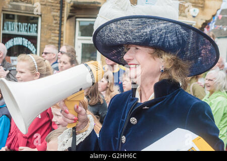 Oakham, Rutland, England, UK., 30. Mai 2016. Bank Holiday Montag in Oakham sah der High Sheriff von Rutland ausüben, ihr Recht auf ein Geschrei fordert die guten Bürger von Oakham helfen fliehenden Verbrecher und Schurken begreifen zu nennen. Im Laufe des Nachmittags wurden mehrere Hue und Schreie genannt. Eine gute Wahlbeteiligung beobachtet das Ereignis, das in der Hauptstraße ausgeführt wurde. Der High Sheriff von Rutland, war Dr. Sarah Furness gesehen bietet Beratung durch ihr Megafone. Bildnachweis: Jim Harrison/Alamy Live-Nachrichten Stockfoto