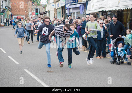 Oakham, Rutland, England, UK., 30. Mai 2016. Bank Holiday Montag in Oakham sah der High Sheriff von Rutland ausüben, ihr Recht auf ein Geschrei fordert die guten Bürger von Oakham helfen fliehenden Verbrecher und Schurken begreifen zu nennen. Im Laufe des Nachmittags wurden mehrere Hue und Schreie genannt. Eine gute Wahlbeteiligung beobachtet das Ereignis, das in der Hauptstraße ausgeführt wurde. Mehrere Rennen wurden im Laufe des Nachmittags laufen, wo verschiedener Altersgruppen nach den Verbrechern gejagt. Bildnachweis: Jim Harrison/Alamy Live-Nachrichten Stockfoto