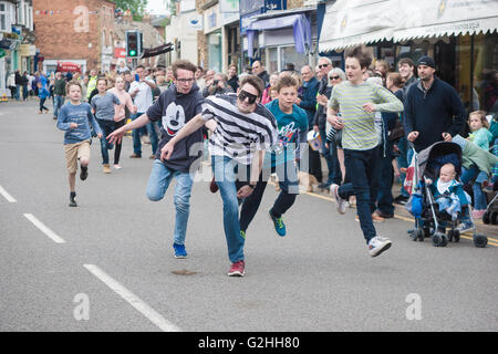 Oakham, Rutland, England, UK., 30. Mai 2016. Bank Holiday Montag in Oakham sah der High Sheriff von Rutland ausüben, ihr Recht auf ein Geschrei fordert die guten Bürger von Oakham helfen fliehenden Verbrecher und Schurken begreifen zu nennen. Im Laufe des Nachmittags wurden mehrere Hue und Schreie genannt. Eine gute Wahlbeteiligung beobachtet das Ereignis, das in der Hauptstraße ausgeführt wurde. Mehrere Rennen wurden im Laufe des Nachmittags laufen, wo verschiedener Altersgruppen nach den Verbrechern gejagt. Bildnachweis: Jim Harrison/Alamy Live-Nachrichten Stockfoto