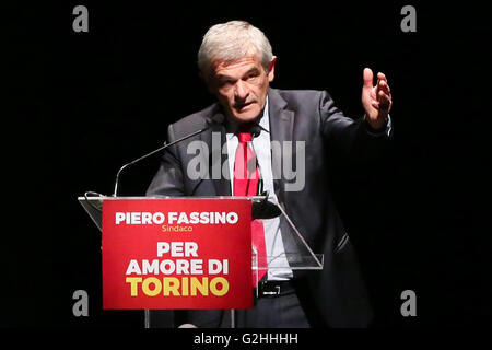 Turin, Italien. 30. Mai 2016. Präsident der Piedmont Region Sergio Chiamparino spricht am Teatro Alfieri, für den Abschluss des Wahlkampfes der PD (Demokratische Partei). © Elena Aquila/Pacific Press/Alamy Live-Nachrichten Stockfoto