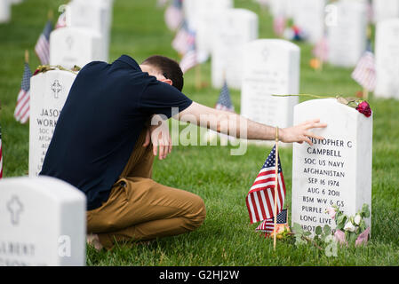 Nationalfriedhof Arlington, Virginia, USA. 30. Mai 2016. Austin Williams besucht das Grab der US Navy Petty Officer 1st Class Christopher C. Campbell am Memorial Day auf dem Arlington National Cemetery 30. Mai 2016 in Arlington, Virginia. Campbell war einer der 30 Amerikaner getötet, als ein CH-47 Chinook-Hubschrauber, die in Afghanistan abgestürzt. Bildnachweis: Planetpix/Alamy Live-Nachrichten Stockfoto