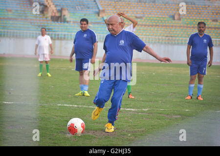 Kathmandu, Nepal. 29. Mai 2016. Premierminister KP Sharma Oli in einer Aktion bei einem freundlichen Fußballspiel zwischen Premierminister und Chief Secretary Team Dasharath Stadium, Kathmandu, NEPAL-Credit: Imagespic/Alamy Live-Nachrichten Stockfoto