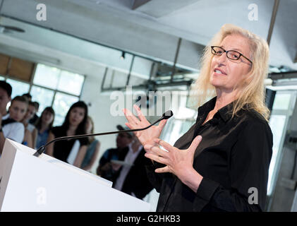 Hong Kong, China. 31. Mai 2016. Annie Leibovitz in Hong Kong zu ihrer Ausstellung - öffnen "Frauen: neue Portraits. Die Ausstellung ist eine Welttournee von Neuaufnahmen im Auftrag von UBS Kreditkarte: Jayne Russell/Alamy Live News Stockfoto