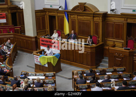 Kiew, Ukraine. 31. Mai 2016. Ukrainische militärische, Gesetzgeber des ukrainischen Parlaments und Mitglied der Parlamentarischen Versammlung der Rat Europa Nadiya Savchenko, veröffentlicht vom russischen Gefängnis vor einer Woche, gilt mit ihrer ersten Rede an Verkhovna Rada, 31. Mai 2016. Die Annahme der Justizreform Rechnungen ist die Hauptaufgabe der Plenarwoche sagte Werchowna Rada Sprecher Andrij Parubij. © Sergii Kharchenko/ZUMA Draht/Alamy Live-Nachrichten Stockfoto