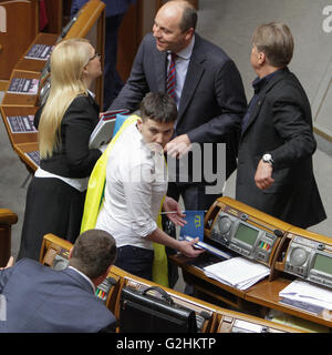 Kiew, Ukraine. 31. Mai 2016. Ukrainische Militär, Gesetzgeber des ukrainischen Parlaments und Mitglied der Parlamentarischen Versammlung der Rat Europa Nadiya Savchenko, veröffentlicht vom russischen Gefängnis vor einer Woche, besucht ihr erstes Plenum Verkhovna Rada, 31. Mai 2016. Die Annahme der Justizreform Rechnungen ist die Hauptaufgabe der Plenarwoche sagte Werchowna Rada Sprecher Andrij Parubij. Bildnachweis: Sergii Kharchenko/ZUMA Draht/Alamy Live-Nachrichten Stockfoto