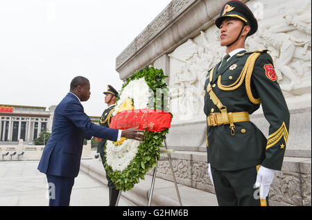 Peking, China. 31. Mai 2016. Togo-Präsident Faure Gnassingbé legt einen Kranz auf das Denkmal für die Helden des Volkes auf dem Tiananmen Square in Peking, Hauptstadt von China, 31. Mai 2016. Bildnachweis: Zhang Ling/Xinhua/Alamy Live-Nachrichten Stockfoto