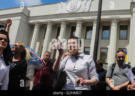 Kiew, Ukraine. 31. Mai 2016. Stellvertretende Nadiya Savchenko hielt ihren ersten Arbeitstag im ukrainischen Parlament, nachdem sie aus einem russischen Gefängnis am 25. Mai 2016 veröffentlicht wurde. Bildnachweis: Oleksandr Uwe/Pacific Press/Alamy Live-Nachrichten Stockfoto