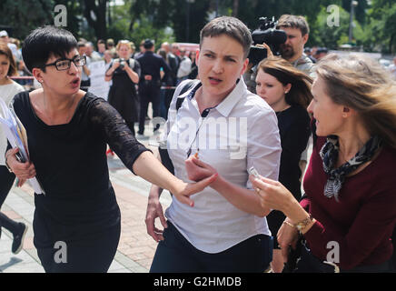 Kiew, Ukraine. 31. Mai 2016. Stellvertretende Nadiya Savchenko hielt ihren ersten Arbeitstag im ukrainischen Parlament, nachdem sie aus einem russischen Gefängnis am 25. Mai 2016 veröffentlicht wurde. Bildnachweis: Oleksandr Uwe/Pacific Press/Alamy Live-Nachrichten Stockfoto