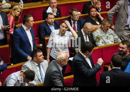 Kiew, Ukraine. 31. Mai 2016. Stellvertretende Nadiya Savchenko hielt ihren ersten Arbeitstag im ukrainischen Parlament, nachdem sie aus einem russischen Gefängnis am 25. Mai 2016 veröffentlicht wurde. Bildnachweis: Oleksandr Uwe/Pacific Press/Alamy Live-Nachrichten Stockfoto