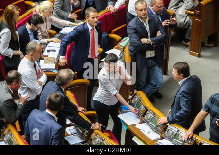 Kiew, Ukraine. 31. Mai 2016. Stellvertretende Nadiya Savchenko hielt ihren ersten Arbeitstag im ukrainischen Parlament, nachdem sie aus einem russischen Gefängnis am 25. Mai 2016 veröffentlicht wurde. Bildnachweis: Oleksandr Uwe/Pacific Press/Alamy Live-Nachrichten Stockfoto