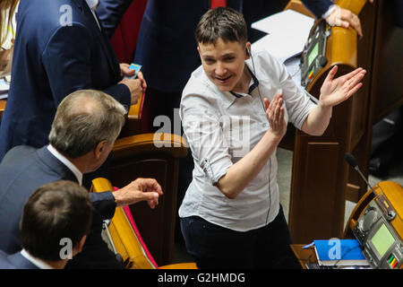 Kiew, Ukraine. 31. Mai 2016. Stellvertretende Nadiya Savchenko hielt ihren ersten Arbeitstag im ukrainischen Parlament, nachdem sie aus einem russischen Gefängnis am 25. Mai 2016 veröffentlicht wurde. Bildnachweis: Oleksandr Uwe/Pacific Press/Alamy Live-Nachrichten Stockfoto