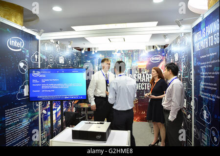 Peking, China. 31. Mai 2016. Teilnehmer finden Sie auf dem Messestand der Firma Intel während der ersten globalen 5G Event in Peking, Hauptstadt von China, 31. Mai 2016. Das Thema der zweitägigen Veranstaltung ist 5 G Technologieökosystem "bauen". Bildnachweis: Li Xin/Xinhua/Alamy Live-Nachrichten Stockfoto