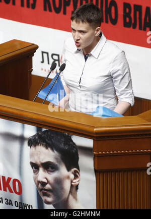 Kiew, Ukraine. 31. Mai 2016. NADIA SAVCHENKO, ukrainischen Pilot, Mitglied des ukrainischen Parlaments und Mitglied der ukrainischen Delegation an Tempo, spricht bei einer Parlamentssitzung in Kiew, Ukraine. © Swoboda Stepanov/ZUMA Draht/Alamy Live-Nachrichten Stockfoto