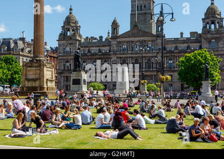 Glasgow, Schottland. 31. Mai 2016. Büroangestellte profitieren Sie von den warmen sonnigen Wetter und nehmen Sie ein Picknick Zeit brechen in George Square, Glasgow, UK-Credit: Findlay/Alamy Live News Stockfoto