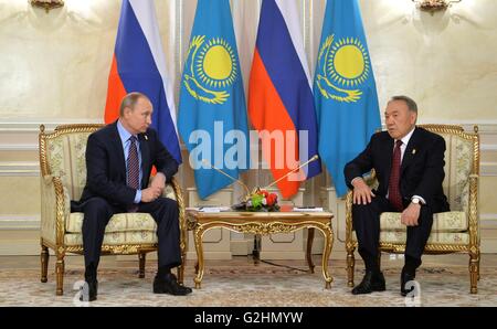 Astana, Kasachstan. 31. Mai 2016. Russlands Präsident Vladimir Putin während eines bilateralen Treffens mit Kasachstan Präsident Nursultan Nazarbayev am Rande der Eurasischen Wirtschaftsunion jährliche Gipfeltreffen 31. Mai 2016 in Astana, Kasachstan. Bildnachweis: Planetpix/Alamy Live-Nachrichten Stockfoto