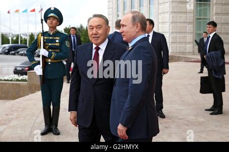 Astana, Kasachstan. 31. Mai 2016. Russlands Präsident Vladimir Putin mit Kasachstan Präsident Nursultan Nazarbayev nach ihrem bilateralen Treffen am Rande der Eurasischen Wirtschaftsunion Jahresgipfel 31. Mai 2016 in Astana, Kasachstan. Bildnachweis: Planetpix/Alamy Live-Nachrichten Stockfoto