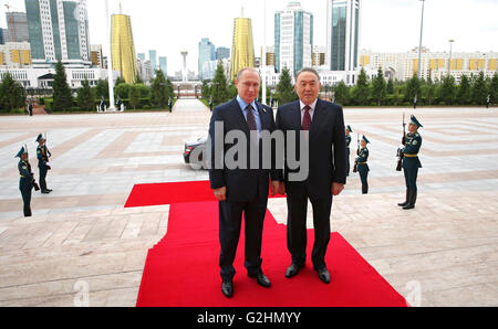 Astana, Kasachstan. 31. Mai 2016. Russlands Präsident Vladimir Putin mit Kasachstan Präsident Nursultan Nazarbayev bei der Ankunft für ihre bilateralen Treffen am Rande der Eurasischen Wirtschaftsunion Jahresgipfel 31. Mai 2016 in Astana, Kasachstan. Bildnachweis: Planetpix/Alamy Live-Nachrichten Stockfoto