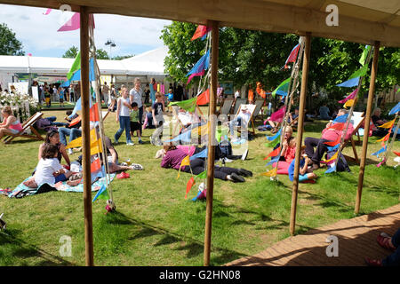 Hay-Festival, Wales, UK - Hot Mai 2016 - sonniges Wetter auf dem Heu-Festival mit Festival-Besucher nehmen die Gelegenheit zum sitzen und lesen auf der Festival-Wiese am 6. Tag der Veranstaltung. Stockfoto