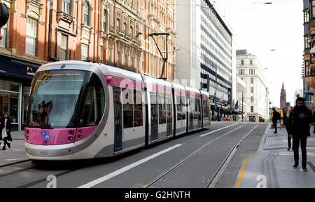 31. Mai 2016. Birmingham, West Midlands, England, UK. Eine Straßenbahn betreibt über die neu eröffnete Verlängerung der Midland Metro New Street in Birmingham. Personenbeförderung Dienstleistungen begann auf dieser Linie Erweiterung auf Spring Bank Holiday Montag. Bildnachweis: Colin Underhill/Alamy Live-Nachrichten Stockfoto