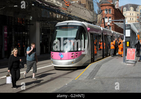 31. Mai 2016. Birmingham, West Midlands, England, UK. Eine Straßenbahn wartet am Grand Central New Street Station über die neu eröffnete Verlängerung der Midland Metro New Street in Birmingham. Personenbeförderung Dienstleistungen begann auf dieser Linie Erweiterung auf Spring Bank Holiday Montag. Bildnachweis: Colin Underhill/Alamy Live-Nachrichten Stockfoto