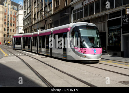 31. Mai 2016. Birmingham, West Midlands, England, UK. Eine Straßenbahn betreibt über die neu eröffnete Verlängerung der Midland Metro New Street in Birmingham. Personenbeförderung Dienstleistungen begann auf dieser Linie Erweiterung auf Spring Bank Holiday Montag. Bildnachweis: Colin Underhill/Alamy Live-Nachrichten Stockfoto