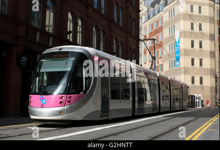 31. Mai 2016. Birmingham, West Midlands, England, UK. Eine Straßenbahn betreibt über die neu eröffnete Verlängerung der Midland Metro New Street in Birmingham. Personenbeförderung Dienstleistungen begann auf dieser Linie Erweiterung auf Spring Bank Holiday Montag. Bildnachweis: Colin Underhill/Alamy Live-Nachrichten Stockfoto