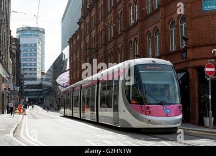 31. Mai 2016. Birmingham, West Midlands, England, UK. Eine Straßenbahn betreibt über die neu eröffnete Verlängerung der Midland Metro New Street in Birmingham. Personenbeförderung Dienstleistungen begann auf dieser Linie Erweiterung auf Spring Bank Holiday Montag. Bildnachweis: Colin Underhill/Alamy Live-Nachrichten Stockfoto