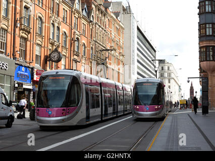 31. Mai 2016. Birmingham, West Midlands, England, UK. Straßenbahnen übergeben Corporation Street über die neu eröffnete Verlängerung der Midland Metro an New Street in Birmingham. Personenbeförderung Dienstleistungen begann auf dieser Linie Erweiterung auf Spring Bank Holiday Montag. Bildnachweis: Colin Underhill/Alamy Live-Nachrichten Stockfoto