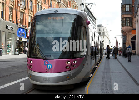 31. Mai 2016. Birmingham, West Midlands, England, UK. Eine Straßenbahn wartet Corporation Street Haltestelle über die neu eröffnete Verlängerung der Midland Metro New Street in Birmingham. Personenbeförderung Dienstleistungen begann auf dieser Linie Erweiterung auf Spring Bank Holiday Montag. Bildnachweis: Colin Underhill/Alamy Live-Nachrichten Stockfoto