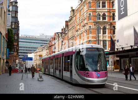 31. Mai 2016. Birmingham, West Midlands, England, UK. Eine Straßenbahn fährt nach unten Corporation Street über die neu eröffnete Verlängerung der Midland Metro New Street in Birmingham. Personenbeförderung Dienstleistungen begann auf dieser Linie Erweiterung auf Spring Bank Holiday Montag. Bildnachweis: Colin Underhill/Alamy Live-Nachrichten Stockfoto