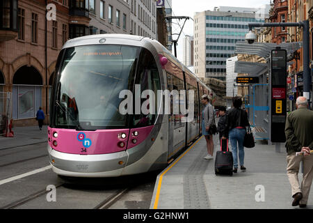 31. Mai 2016. Birmingham, West Midlands, England, UK. Eine Straßenbahn wartet am Grand Central New Street Station über die neu eröffnete Verlängerung der Midland Metro New Street in Birmingham. Personenbeförderung Dienstleistungen begann auf dieser Linie Erweiterung auf Spring Bank Holiday Montag. Bildnachweis: Colin Underhill/Alamy Live-Nachrichten Stockfoto