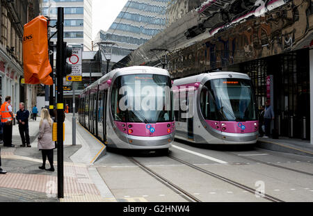 31. Mai 2016. Birmingham, West Midlands, England, UK. Straßenbahnen am Grand Central New Street Station warten auf die neu eröffnete Verlängerung der Midland Metro New Street in Birmingham. Personenbeförderung Dienstleistungen begann auf dieser Linie Erweiterung auf Spring Bank Holiday Montag. Bildnachweis: Colin Underhill/Alamy Live-Nachrichten Stockfoto