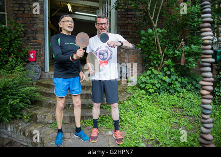 Köln, Deutschland. 27. Mai 2016. Der Herausgeber der «Bild»-Zeitung Kai Diekmann (r) und der Enthüllungsjournalist Guenter Wallraff posieren vor einem Ping-Pong-Spiel in Köln, 27. Mai 2016. Foto: Rolf Vennenbernd/Dpa/Alamy Live News Stockfoto