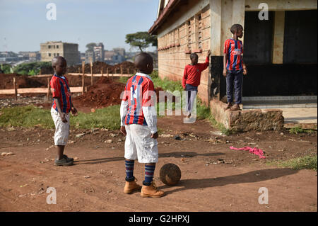 (160531)--NAIROBI, 31. Mai 2016 (Xinhua)--Foto am 29. Mai 2016 zeigt Kinder Fußball spielen, am Sejorooney Kinder Talent Center, den Mathare Slums in Nairobi, Kenia. Wenn die kenianische Duo Dominic Senerwa und Joseph Mwangi ein stillgelegtes Gebäudes in der lokalen Polizeistation in Mathare Slums in Nairobi für philanthropische Arbeit erworben, wussten wenig sie, dass ihr Lieblingsprojekt zu Erkenntnis kommen würde. Senerwa, 21, und Mwangi, 23, begann ihre karitativen Mission, um das Leben von Kindern aus heruntergekommenen Häusern innerhalb der informellen Siedlung, in der du aufgewachsen umzukehren Stockfoto