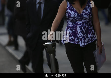 Sao Paulo, Brasilien. 31. Mai 2016. Eine Frau legt eine Zigarette in Sao Paulo, Brasilien, am 31. Mai 2016. Mit dem Slogan "Weltnichtrauchertag: vorbereiten für die neutrale Verpackung", World Health Organization (WHO) versucht, die Pakete von Tabak an seinen Reiz für die Verbraucher senken zu standardisieren. Welt-Nichtrauchertag statt jeden Mai 31, die mit dem Ziel der Förderung der 24-Stunden-Abstinenz des Konsums von Tabak und dessen Derivate anerkannt ist. © Rahel Patras/Xinhua/Alamy Live-Nachrichten Stockfoto