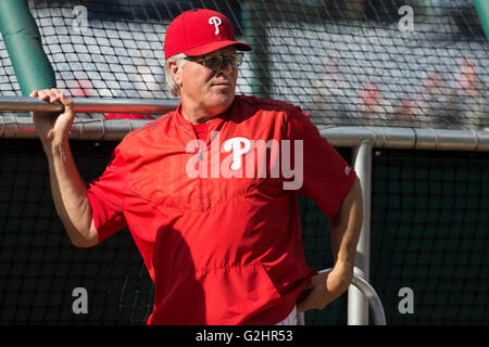 Philadelphia, Pennsylvania, USA. 31. Mai 2016. Philadelphia Phillies Manager Pete Mackanin (45) blickt auf eine vor dem MLB-Spiel zwischen den Washington Nationals und Philadelphia Phillies im Citizens Bank Park in Philadelphia, Pennsylvania. Christopher Szagola/CSM/Alamy Live-Nachrichten Stockfoto