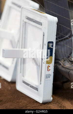 Milwaukee, WI, USA. 31. Mai 2016. Eine Spiel Base sitzt vor der Kardinäle Einbaum vor der Major League Baseball Spiel zwischen den Milwaukee Brewers und den St. Louis Cardinals im Miller Park in Milwaukee, Wisconsin. John Fisher/CSM/Alamy Live-Nachrichten Stockfoto