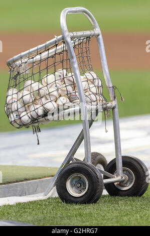 Milwaukee, WI, USA. 31. Mai 2016. Ein Wagen voller Baseballs sitzen vor dem Hügel wie die Kardinäle mit der Wimper Praxis vor der Major League Baseball Spiel zwischen den Milwaukee Brewers und den St. Louis Cardinals im Miller Park in Milwaukee, Wisconsin. John Fisher/CSM/Alamy Live-Nachrichten Stockfoto