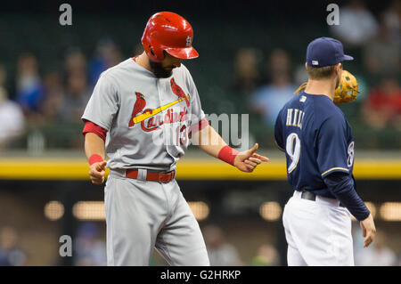 Milwaukee, WI, USA. 31. Mai 2016. St. Louis Cardinals dritte Baseman verdoppelt Matt Schreiner #13 im ersten Inning von Hauptliga-Baseball-Spiel zwischen den Milwaukee Brewers und den St. Louis Cardinals im Miller Park in Milwaukee, Wisconsin. John Fisher/CSM/Alamy Live-Nachrichten Stockfoto