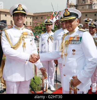 Neu-Delhi, Indien. 31. Mai 2016. New Indian Navy Chief Admiral Sunil Lanba (R) schüttelt Hände mit seinem Vorgänger Robin K. Dhowan in New Delhi, der Hauptstadt von Indien, am 31. Mai 2016. © Stringer/Xinhua/Alamy Live-Nachrichten Stockfoto