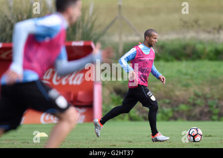 Canelones, Uruguay. 31. Mai 2016. Carlos Sanchez (R) von Uruguays Fußball-Nationalmannschaft beteiligt sich an einer Trainingseinheit in Canelones, Uruguay, 31. Mai 2016. Uruguay triffst Mexiko in ihrem ersten Spiel der Copa America Centenario, in den Vereinigten Staaten im Juni stattfinden. © Nicolas Celaya/Xinhua/Alamy Live-Nachrichten Stockfoto