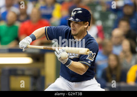 Milwaukee, WI, USA. 31. Mai 2016. Milwaukee Brewers zweiter Basisspieler Scooter Gennett #2 versucht ein Bunt in der Major League Baseball Spiel zwischen den Milwaukee Brewers und den St. Louis Cardinals im Miller Park in Milwaukee, Wisconsin. John Fisher/CSM/Alamy Live-Nachrichten Stockfoto