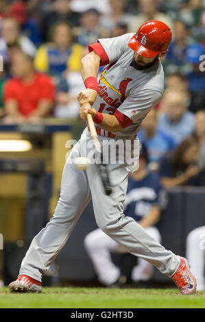 Milwaukee, WI, USA. 31. Mai 2016. St. Louis Cardinals dritte Baseman Matt Schreiner #13 verdreifacht sich in den 7. Inning von Hauptliga-Baseball-Spiel zwischen den Milwaukee Brewers und den St. Louis Cardinals im Miller Park in Milwaukee, Wisconsin. John Fisher/CSM/Alamy Live-Nachrichten Stockfoto