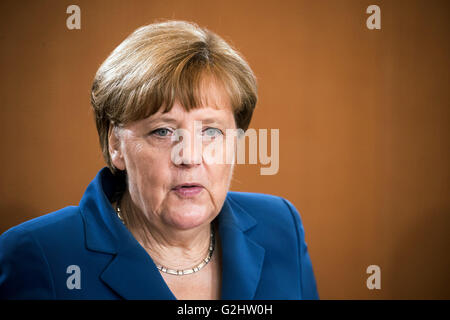 Berlin, Deutschland. 1. Juni 2016. Bundeskanzlerin Angela Merkel kommt nach der Bundesrepublik Kabinettssitzung im Bundeskanzleramt in Berlin, Deutschland, 1. Juni 2016. Foto: MICHAEL KAPPELER/Dpa/Alamy Live News Stockfoto