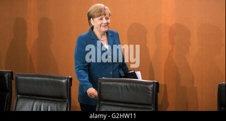 Berlin, Deutschland. 1. Juni 2016. Bundeskanzlerin Angela Merkel kommt nach der Bundesrepublik Kabinettssitzung im Bundeskanzleramt in Berlin, Deutschland, 1. Juni 2016. Foto: MICHAEL KAPPELER/Dpa/Alamy Live News Stockfoto